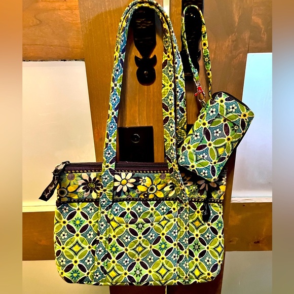 Vera Bradley Handbags - Retired Vera Bradley Daisy Daisy Medium Purse/Tote with matching Wallet​